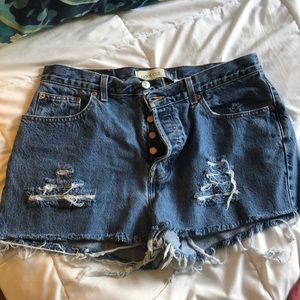 Gap Distressed Cut-Off Shorts !